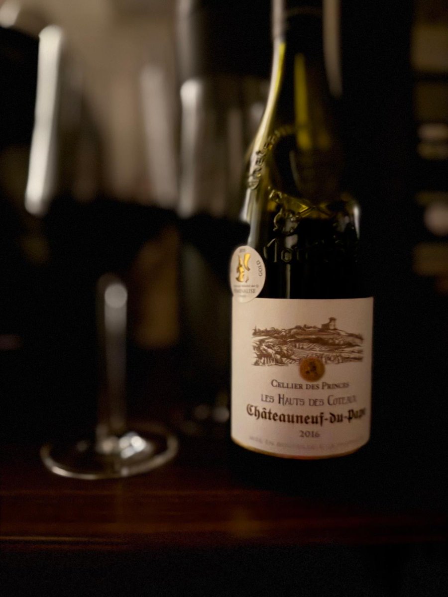 FXDIRK's tweet image. have a great Sunday evening folks….santé with a 10 year old french red one #france #redwine #winelovers #itstheweekend #fxdirk