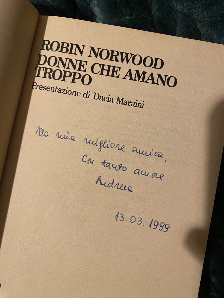 oznuca's tweet photo. Qualche anno fa ho comprato dei libri in un mercatino dell’usato ma solo ora ho notato questa dedica e la cosa che mi ha scaldato il cuore è che è firmato con il mio nome, come se me la fossi scritta da sola definendomi la mia migliore amica (quello che dovrei essere davvero) https://t.co/6gAIIllgS6