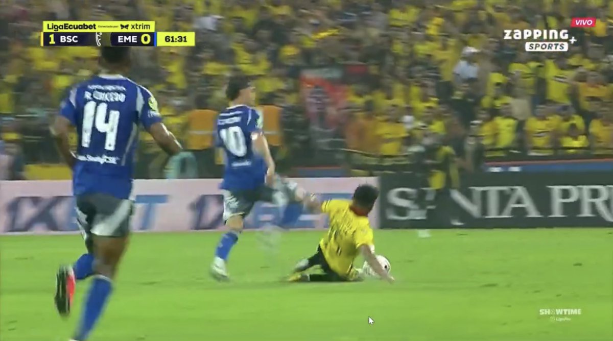 Algunos mencionan esta jugada… Perlaza busca el balón…