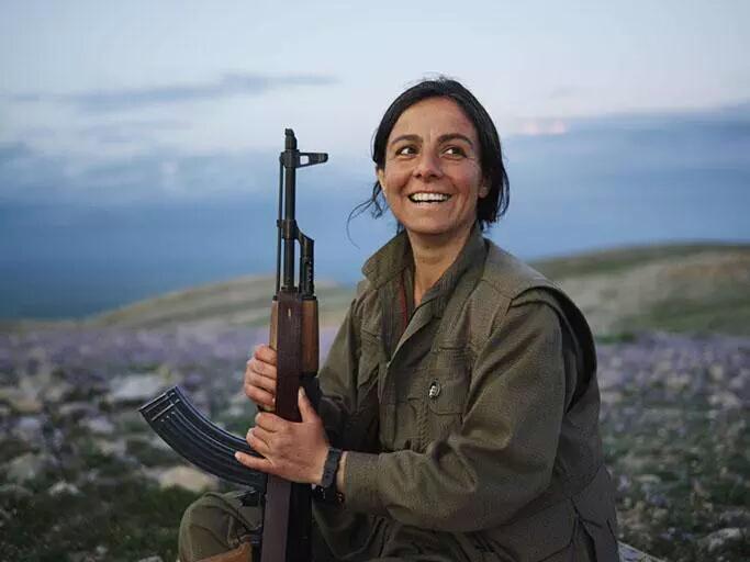 Marodriguez1971's tweet photo. Ya no nos acordamos de ellas pero, un día, las mujeres kurdas pusieron en jaque a los últimos bastiones del Estado Islámico. 

Y los tomaron. https://t.co/FtE6XQdte4