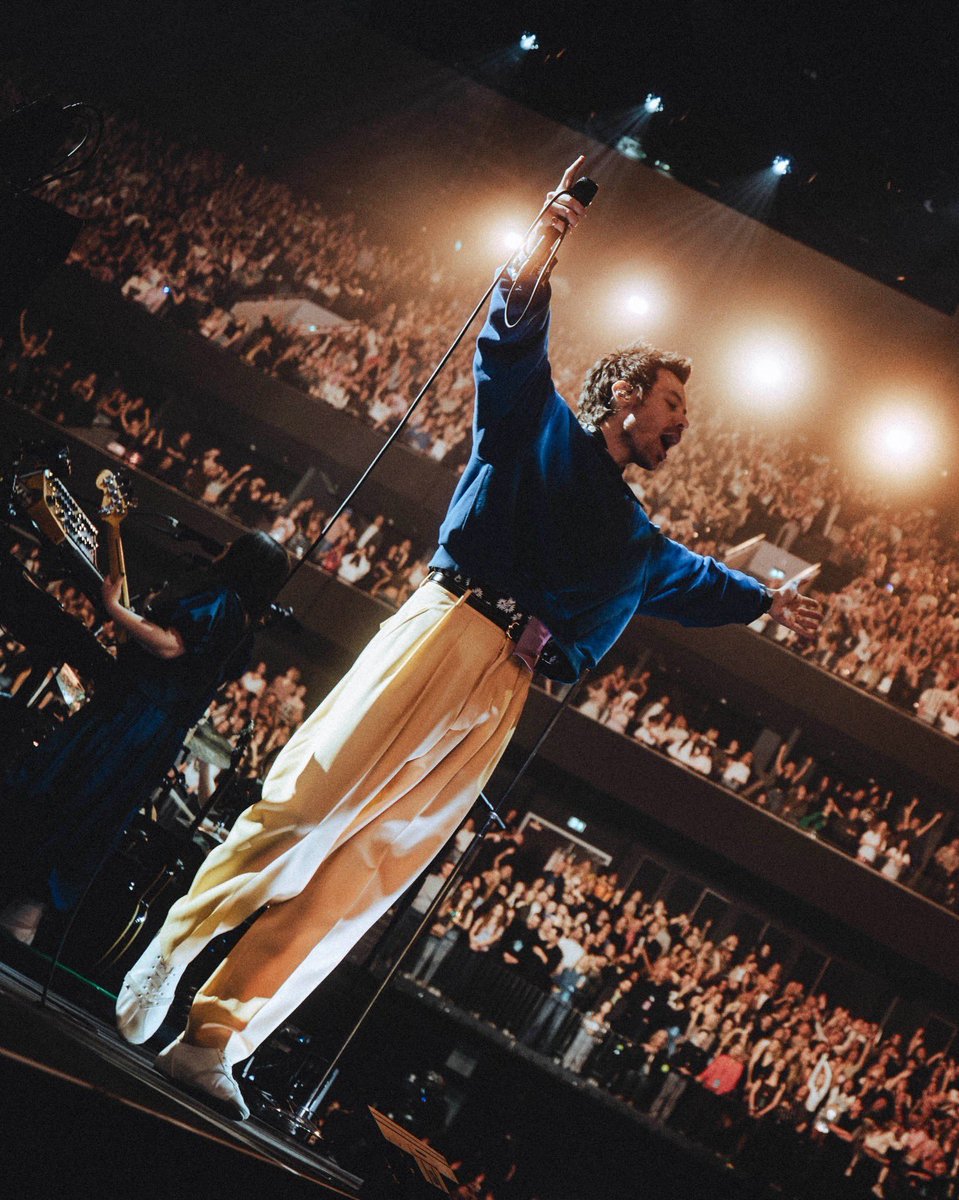 centralhshq's tweet photo. Harry durante o One Night Only em Manchester.

via Netflix https://t.co/nzUzDs6Cpm