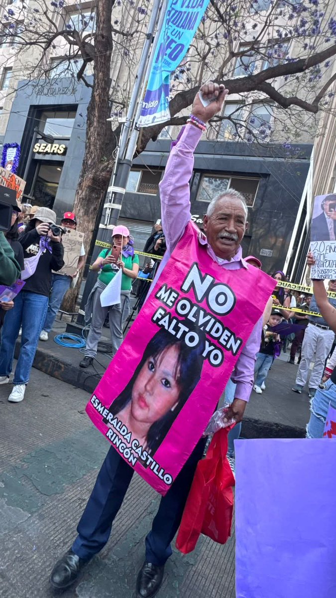 En Ciudad Juárez, la tierra tiembla,  
no por sismos, sino por ausencias.  
El viento arrastra nombres,  
y entre ellos, uno resuena como campana rota:  
Esmeralda.  

Catorce años tenía,  
y la ciudad la devoró en un silencio cómplice.  
Desde entonces, su padre camina,  
con la