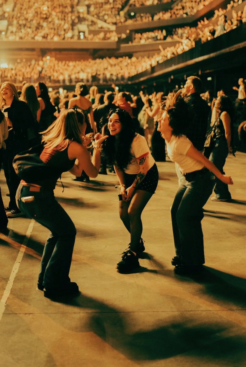 bottIeofrouge's tweet photo. Me and my American girls <3 https://t.co/ew2MvgmGNO