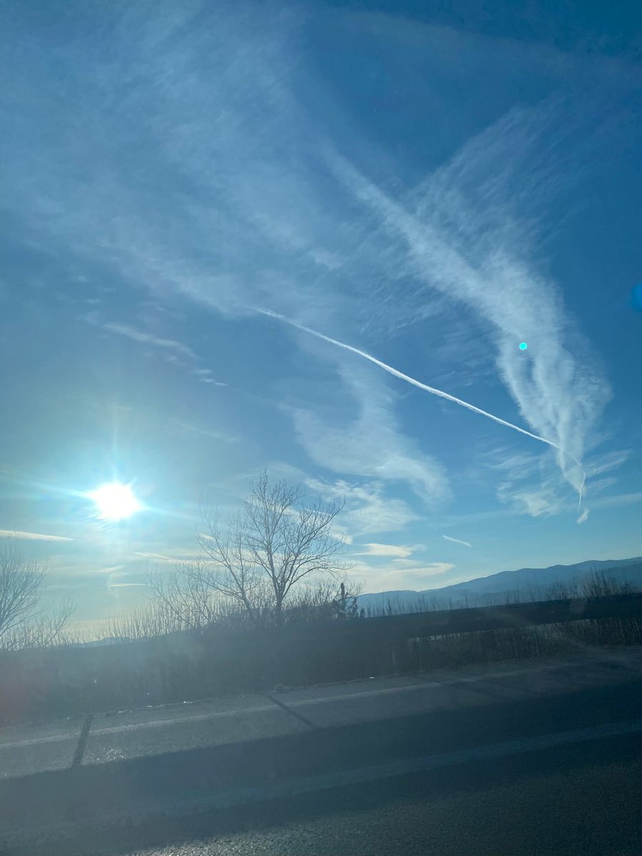 📍Bugün ANKARA 

Kimyasal sprey yani (Chemtrails) zehiri ile  soluduğumuz havadan hastalıklar ürüyor. Toprağımız, meyvelerimiz, sebzelerimiz hastalık saçıyor..

Çocukları kandırır gibi de uçak motorundan çıkan duman diye geçiştiriyorlar..