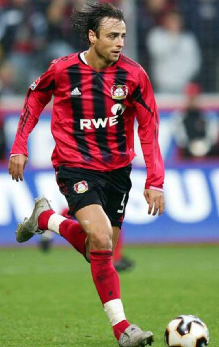 footballmemorys's tweet photo. Dimitar Berbatov in action for Bayer Leverkusen

#BayerLeverkusen #DieWerkself https://t.co/Jh6mNqV0Te