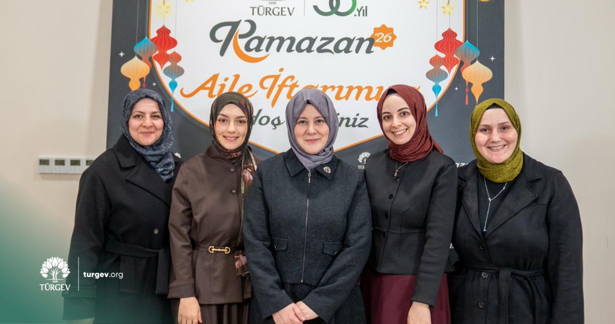 turgev's tweet photo. TÜRGEV Başkanımız Hatice Akıncı Yılmaz, Yönetim Kurulu Üyelerimiz, Vakıf Meclisimizin kıymetli üyeleri, çalışma arkadaşlarımız ve değerli aileleriyle birlikte aile iftarımızda bir araya geldik. 💚

Kurucusu olduğumuz İbn Haldun Üniversitesi’nde gerçekleşen bu buluşmada, aynı sofrayı paylaşmanın ötesinde büyük bir aile olduğumuzu bir kez daha hissettik.

Muhabbetimizi ve dayanışmamızı güçlendiren bu güzel akşamda; birlikte yürüdüğümüz yolun kıymetini ve güçlü yarınlara olan inancımızı hep birlikte paylaştık. 🌙

@hakinciyilmaz @OzgulOzkanYAVUZ