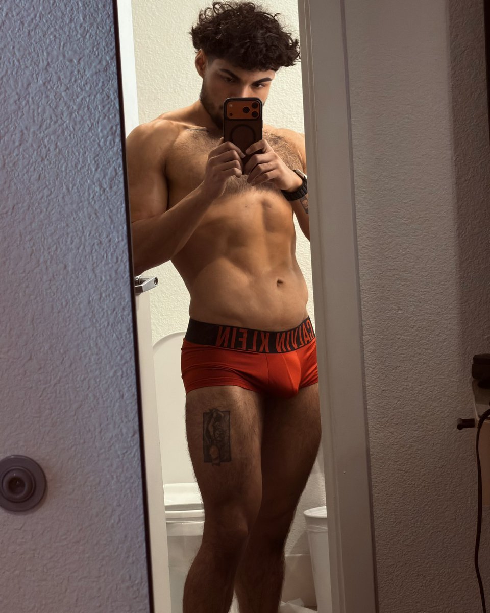 JAYXVIXENX's tweet photo. Weekend uniform: less is more😈 https://t.co/qQzzXfW0ew