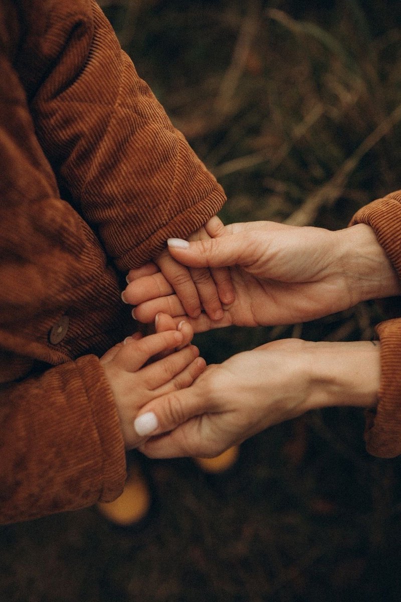 لكي تنجب الأطفال، عليك أن تنجب نفسك أولًا…
وإلا قد تنجب أطفالًا بدافع الاحتياجات الحيوانية،
أو الوحدة،
أو لسدّ الثقوب في نفسك.
إن مهمتك كإنسان تكمن في ألا تُنجب شيئًا
قبل أن تُنجب نفسك