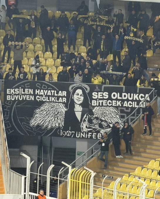ogretmensitemiz's tweet photo. Fenerbahçe tribünlerinden öğretmen Fatma Nur Çelik pankartı:

"Eksilen hayatlar, büyüyen çığlıklar. Ses oldukça bitecek acılar." https://t.co/DNKA3hzOPR