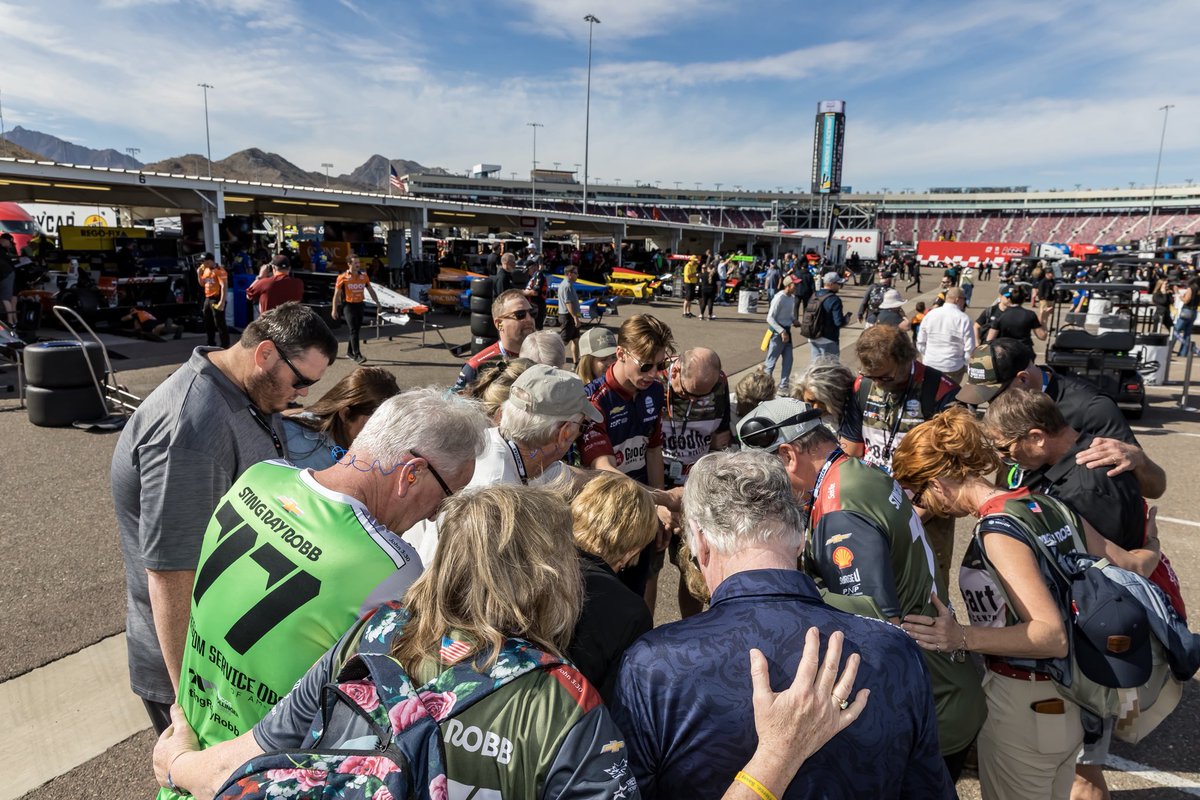sting_ray_robb's tweet photo. Tough day yesterday. Great to race at @PhoenixRaceway for the first time. 

Next stop: Arlington! 

@juncoshollinger // @TeamChevy // @IndyCar // @IndyCarOnFOX // @GoodheartVet // @FreedomSvcDogs // #JHR // #SRR77 // #SeekMore // #ForGodsGlory https://t.co/yemQBBepFg