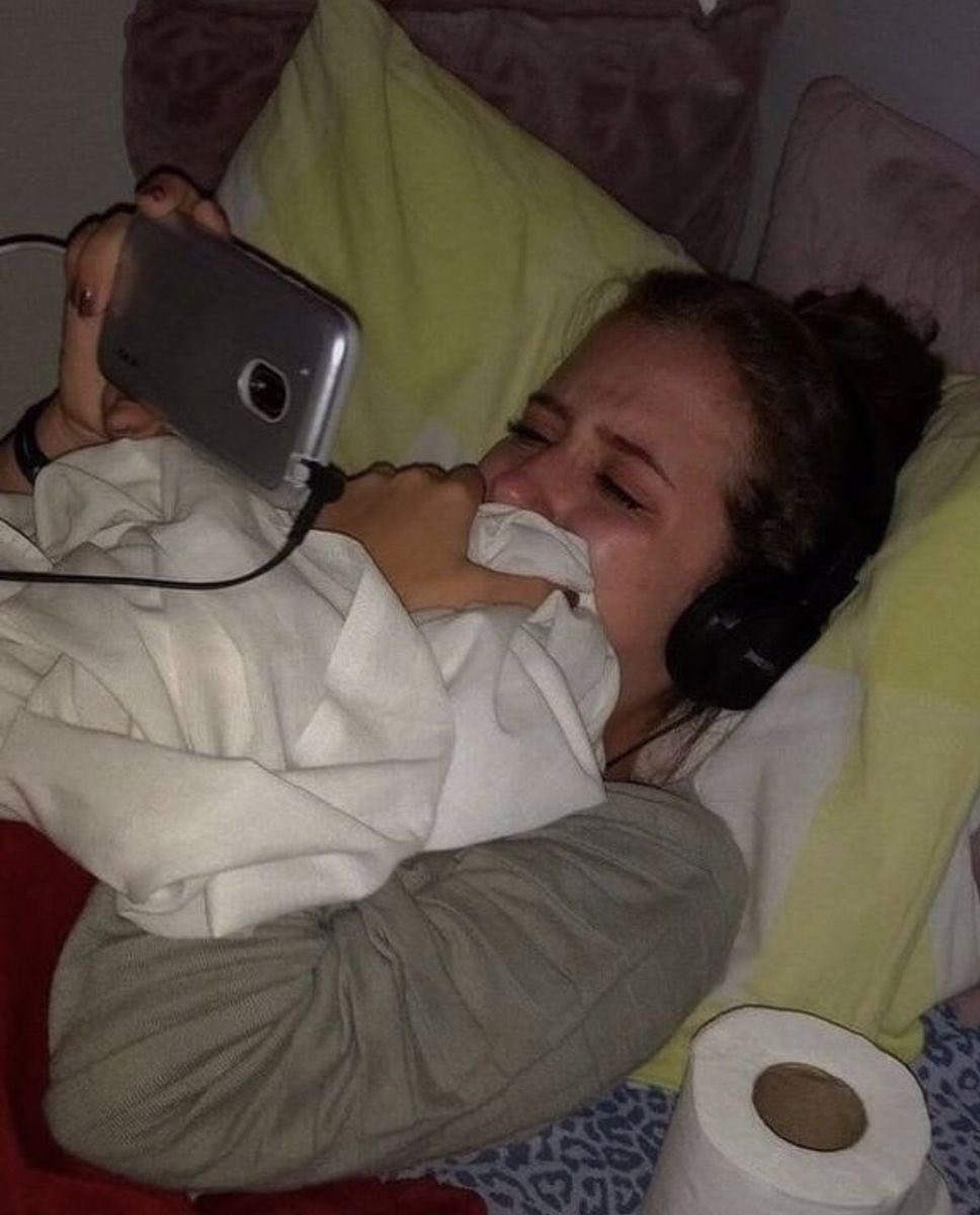 " - Oh Vee... - wyszeptał łamiącym się głosem. - Powiedz mi, co się wydarzyło? - poprosił po raz kolejny, ale przecież nie mogłam mu powiedzieć prawdy.

Milczałam. "

#blade2MM