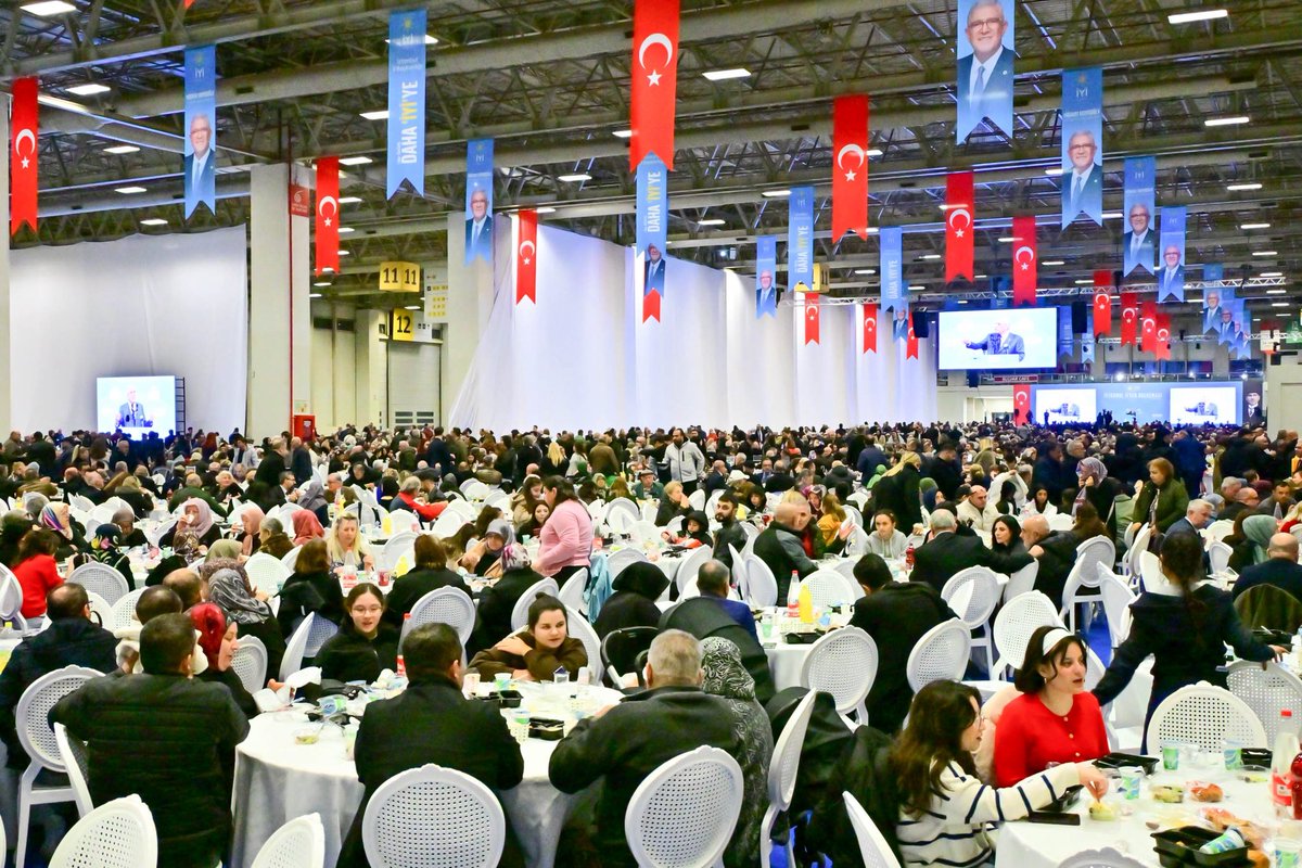 iyiparti's tweet photo. İstanbul iftarımızda vatandaşlarımızın çok yoğun katılımı, teşkilatımızın birliği ve dirliği her türlü takdirin üzerindeydi. 

Bayrak İstanbul’dan, Genel Başkanımız Sayın Müsavat Dervişoğlu’nun gür sesiyle kaldırıldı. 

Kutlu olsun!☀️ https://t.co/ZkLD1omoBq