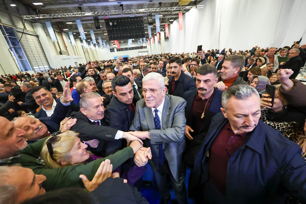 İstanbul iftarımızda vatandaşlarımızın çok yoğun katılımı, teşkilatımızın birliği ve dirliği her türlü takdirin üzerindeydi. 

Bayrak İstanbul’dan, Genel Başkanımız Sayın Müsavat Dervişoğlu’nun gür sesiyle kaldırıldı. 

Kutlu olsun!☀️