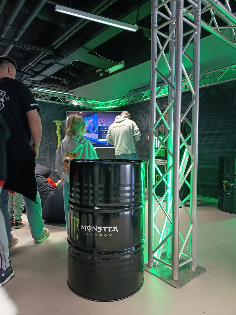Corky_Romano21's tweet photo. Na Freestyle Heroes była moja ulubiona strefa - @MonsterEnergyPL. Ale nie było tym razem @Gucio1846, Gucio odpoczywa 😎

Musiałbym dobić jakiegoś deala na fotki na strefach, bo tam bym mógł cały dzień siedzieć z aparatem 😅

Poniżej kilka fotek z różnych stref 🤭 https://t.co/99IaTdnq77