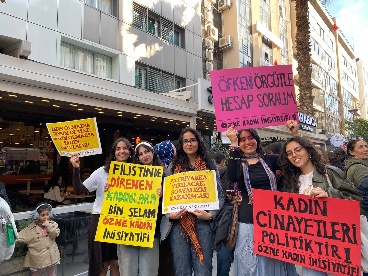 oznekadin's tweet photo. Özne Kadın İnisiyatifi olarak İzmir’de 8 Mart’ta alanlardaydık.

Emperyalizme, faşizme ve patriyarkaya karşı mücadelenin öznesiyiz!

Yaşasın 8 Mart, yaşasın işçi ve emekçi kadınların birleşik anti-emperyalist mücadelesi!

https://t.co/4pBXEVQdVe https://t.co/bswIZDCHzE