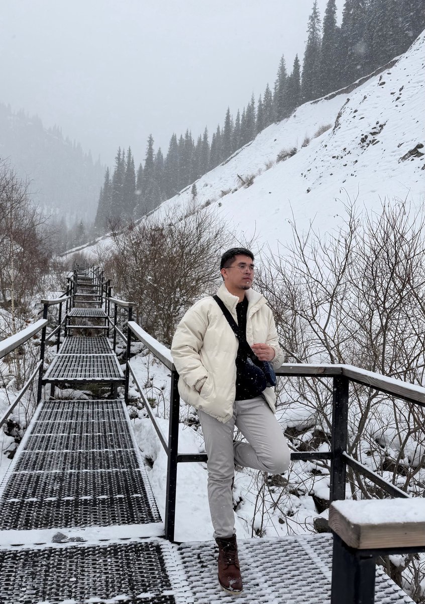 Detached tweet media