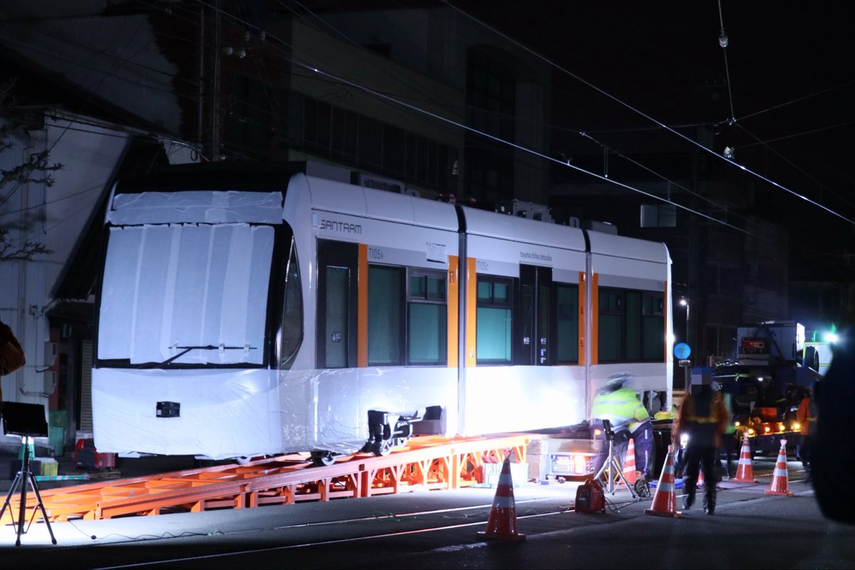 yone_501's tweet photo. 2026/3/9
富山地方鉄道T105陸送積み下ろし
今回は初となる大町からスロープでの積み下ろし
8003号車で推進回送を行い南富山車両基地へ搬入されました
皆さまお疲れ様でした https://t.co/ceF2ydehzS