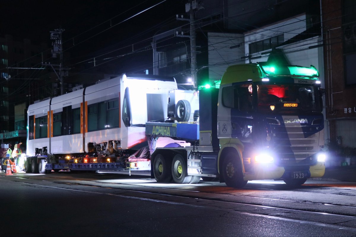 yone_501's tweet photo. 2026/3/9
富山地方鉄道T105陸送積み下ろし
今回は初となる大町からスロープでの積み下ろし
8003号車で推進回送を行い南富山車両基地へ搬入されました
皆さまお疲れ様でした https://t.co/ceF2ydehzS