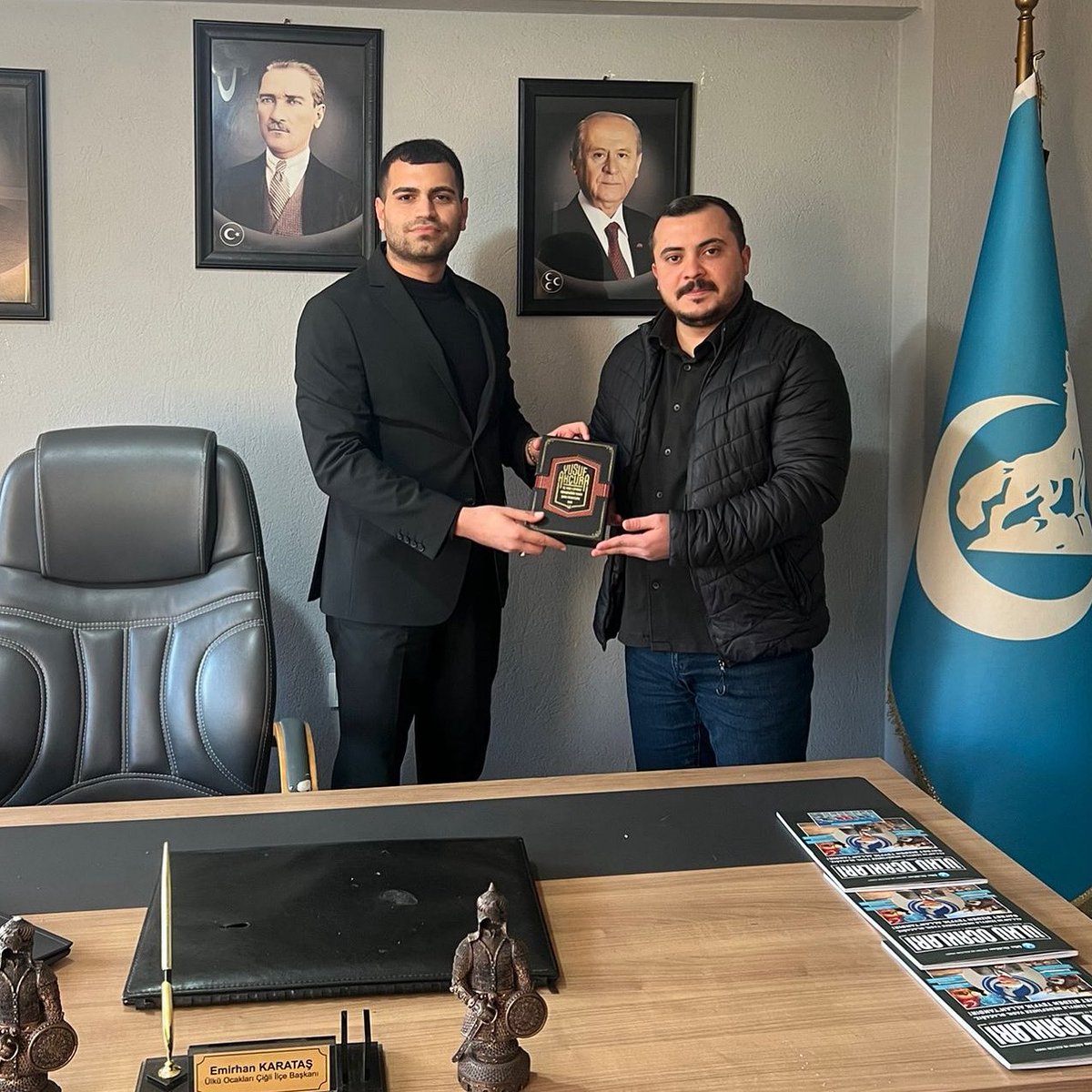 Çiğli Ülkü Ocaklarımızı ziyaret ederek Ocak Başkanımız <a href="/Emirhankrtsm/">Emirhan Karataş</a> ile bir araya geldik.Anlamlı hediyesi için kendisine teşekkür ediyor, çalışmalarında üstün başarılar diliyorum. 
Birliğimiz daim, davamız kutlu olsun.. 🇹🇷