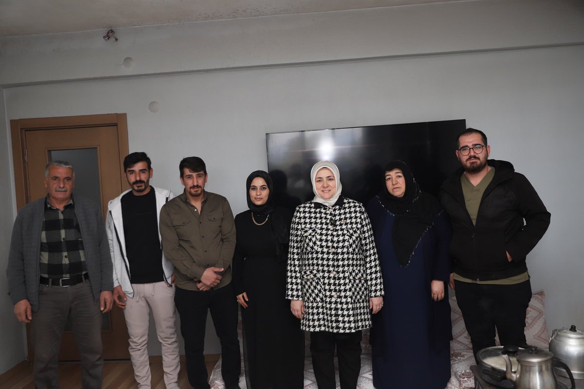 📍Manisa

Manisa’da devlet desteğiyle yuva kuran Ayhan ve Gülcan çiftimizi hanelerinde ziyaret ederek mutluluklarına ortak olduk.

Aile kurumunu güçlendiren her adımın kıymetli olduğuna inanıyor, genç kardeşlerimize bir ömür boyu huzur, bereket ve muhabbet diliyoruz.