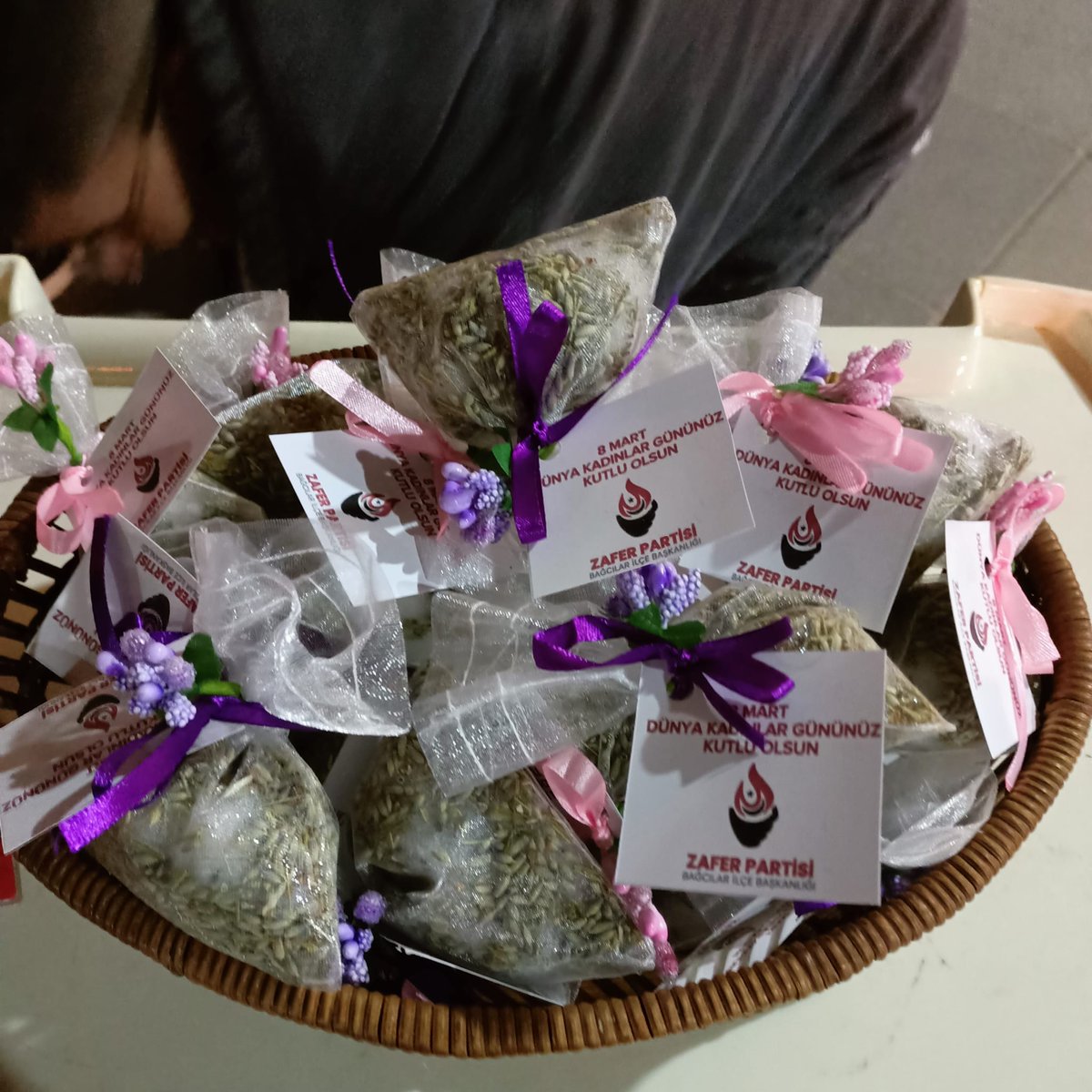 Zafer Partisi Bağcılar İlçe Başkanlığı olarak 
Kadın Kolları Başkanımız Sn. Gülsüm BALKIŞ önderliğinde Güneşli Yürüyüş yolunda stand açtık.
Dünya Kadınlar Günü münasebeti ile İlçemiz kadınlarının gününü kutlayıp lavanta kesesi hediye ettik.