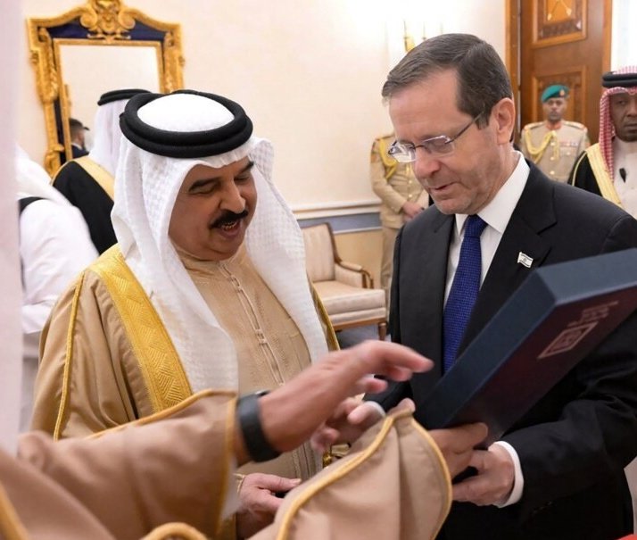 jisatu01's tweet photo. Bahrain Kini telah bebas dari Zionis, ... Raja Bahrain telah pergi

Raja Bahrain, melarikan diri dari negara itu, setelah rakyat Bahrain demontrasi turun ke jalan, menggulingkan pemerintahan rezim boneka  Zionis Israel dan AS. https://t.co/Le5pMZ22Lr