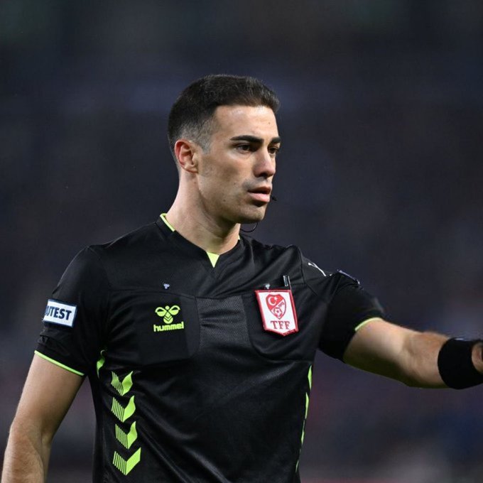 Oğuzhan Çakır, Fenerbahçe puan kaybetsin diye uzatması en az 8–9 dakika olması gereken maça sadece 5 dakika ekledi. Bu karar gerilimi başlattı; Fenerbahçeli oyuncular ve kulübe itiraz edince kartlar çıktı. Fenerbahçe 90+3’te öne geçince ise maçı 111. dakikaya kadar uzatıp