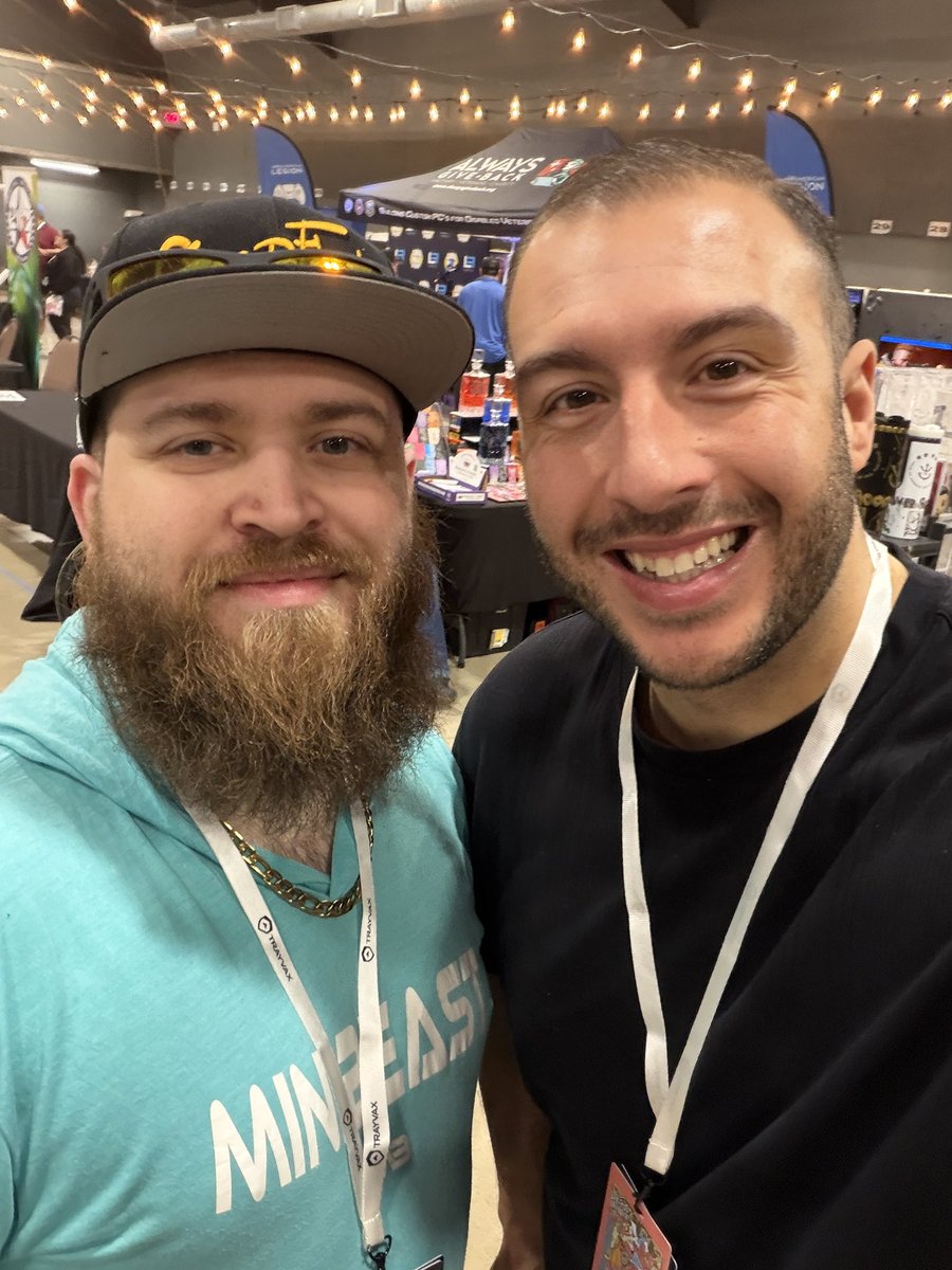 Zaiyken's tweet photo. @LootFestEvent good times!!! @iamdjepic @Its_Toothless good peeps!!! #lootfest #convention #streamer https://t.co/biACtsbkFL