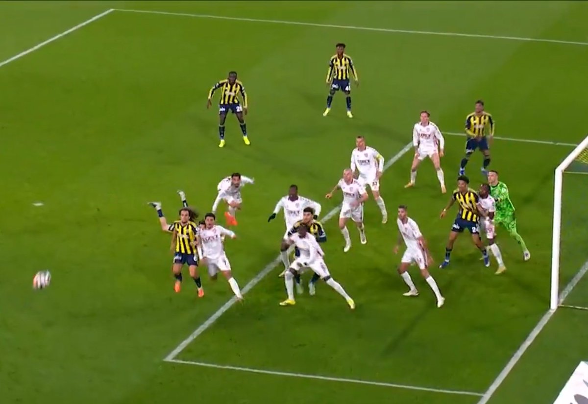 Dakika 90+5 Feberbahçe korner kullanıyor Samsunspor'lu oyuncuların aldıkları pozisyona bakın. Ceza sahası içinde 2 adam boş ve biri golü atan Sidiki Cherif! Bu nasıl pozisyon almaktır şaka gibi yemin ediyorum. Yazık!