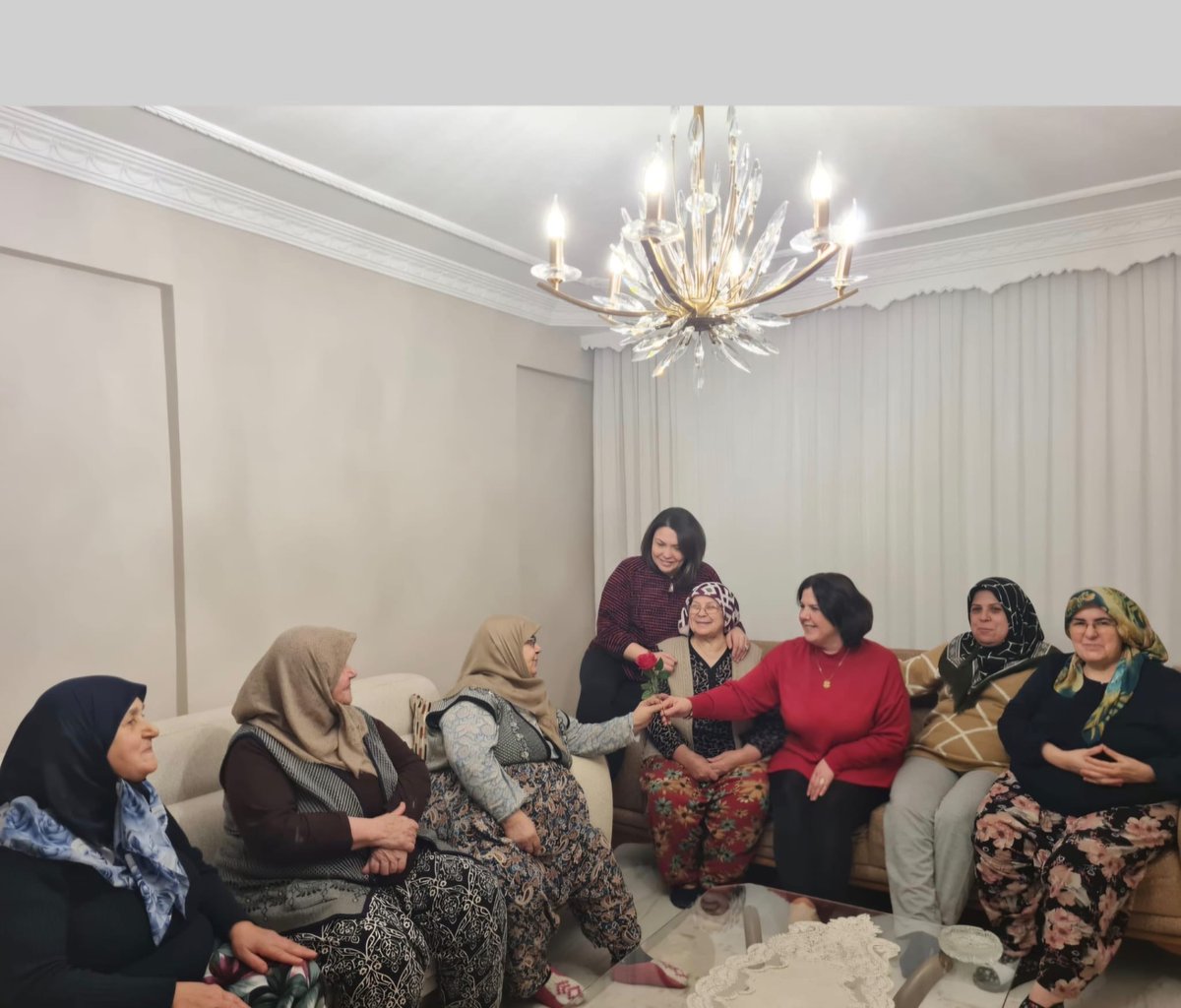 📍İstiklal Mahallesi 

Genel Başkanımız Sn.Devlet BAHÇELİ’nin talimatları ile “Hayırlı Günler Komşum”ve“Derdin Derdimizdir”sohbetleri kapsamında;KAÇEP Başkanımız Sn. Hayriye HAYRANDERE ve İlçe Kadın kolları Yöneticilerimiz İPEK ailesini ziyaret ettiler.