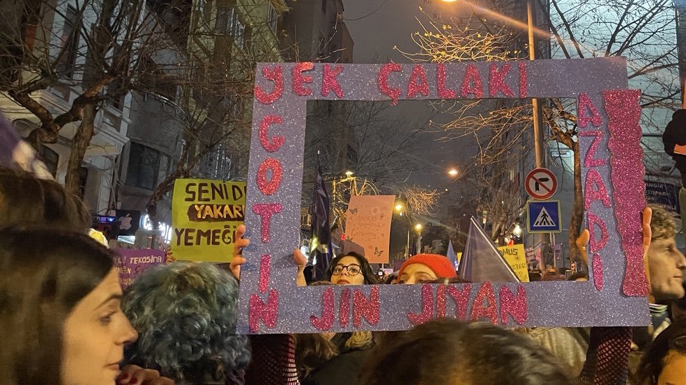 xt_jnn's tweet photo. 📍İstanbul 

Büyük bir heyecan, coşku ile 21. yüzyılı kadın özgürlük çağına dönüştürmek iddiasıyla kampüslerden sokaklara alanlardayız! 

#8mart 
#8êadarê https://t.co/Fwp90IE0a1