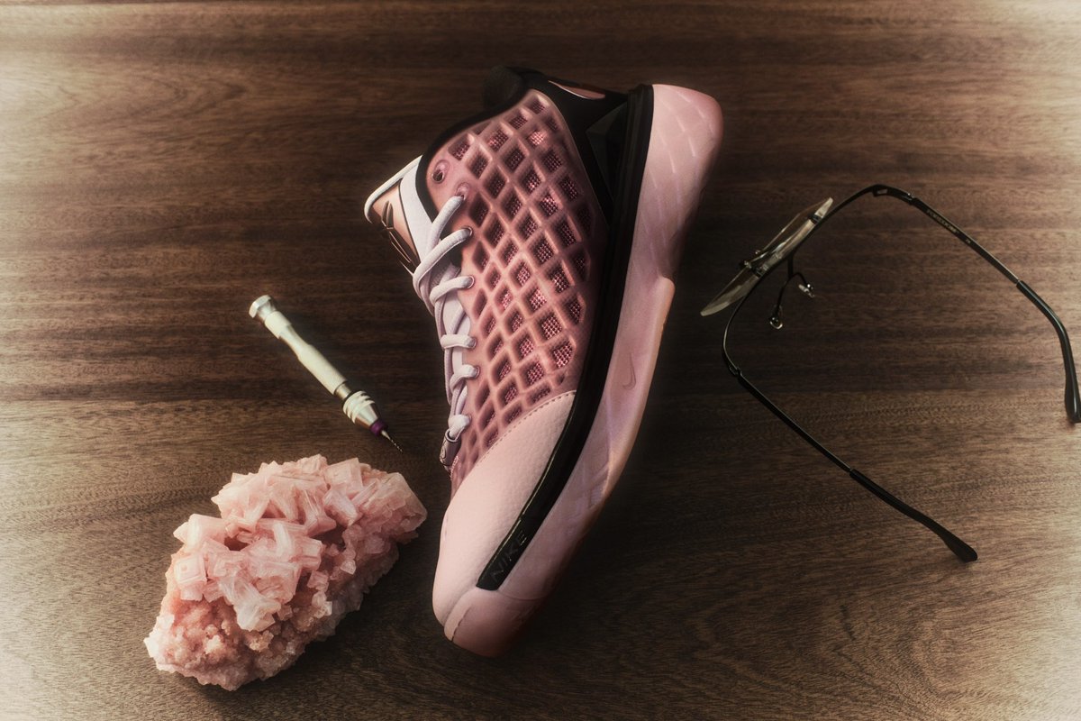 SoleRetriever's tweet photo. MAMBA MAGIC: Jalen Brunson is debuting the "Pink Quartz" Nike Kobe 3 Low Protro against the Lakers 💎🌸 @jalenbrunson1 

The colorway is inspired by Kobe Bryant's first three seasons playing at the Forum 🐍

🗓️ March 13th
💵 $190 https://t.co/RxhWhg8fVY