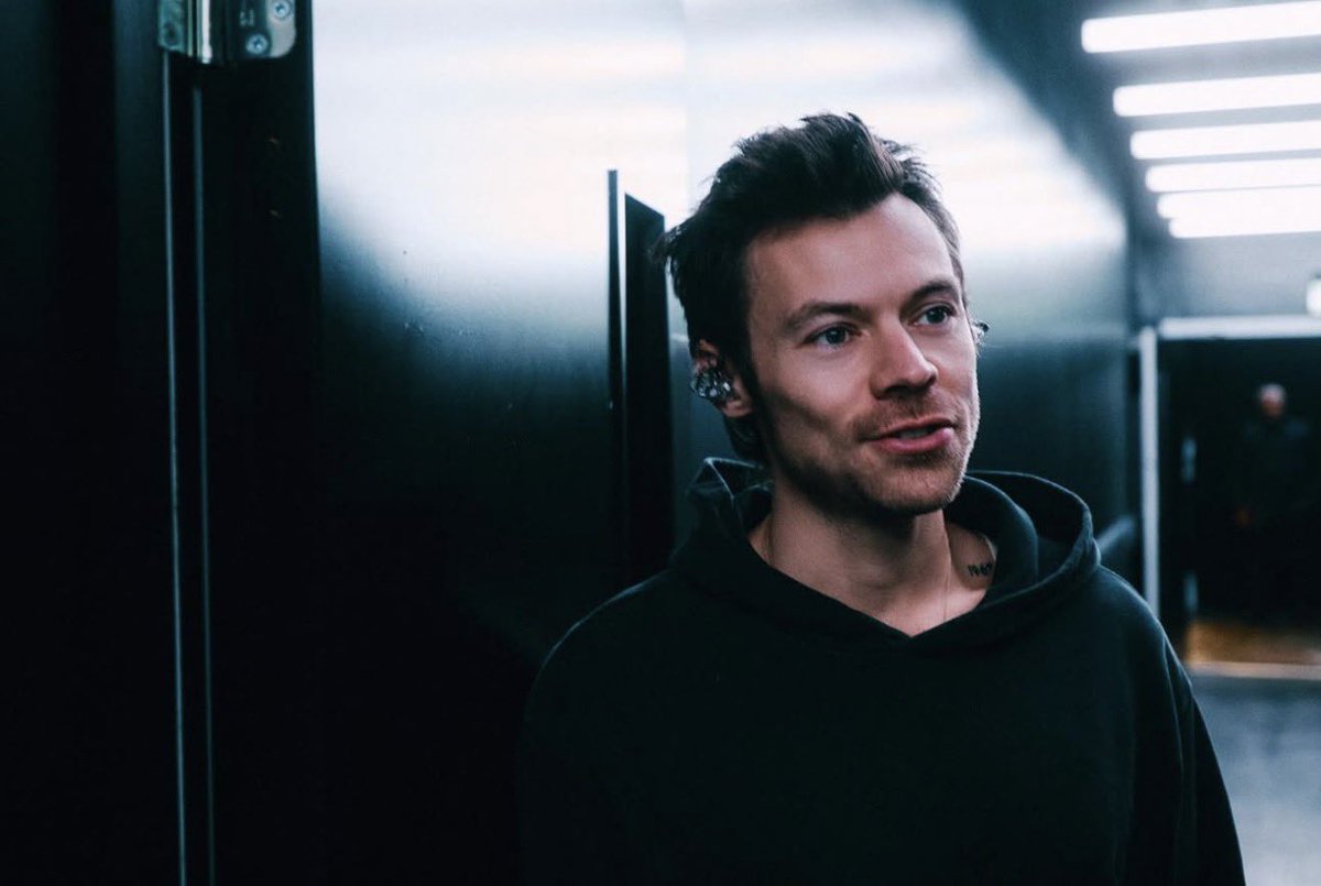 tracklist's tweet photo. PRÍNCIPE! Harry Styles em nova foto. 🖤 https://t.co/fleNstJUW1