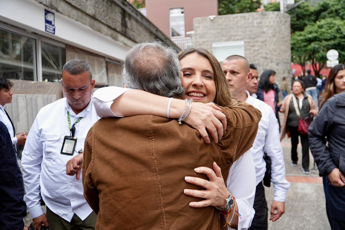Una sola familia, la del partido, la de la Gran Consulta y la mía. Desde cada una los abrazamos a todos para rescatar y sacar adelante el país que nos merecemos.
<a href="/AForeroM/">Andrés Forero CD</a> 
<a href="/Danielbricen/">Daniel F. Briceño</a>