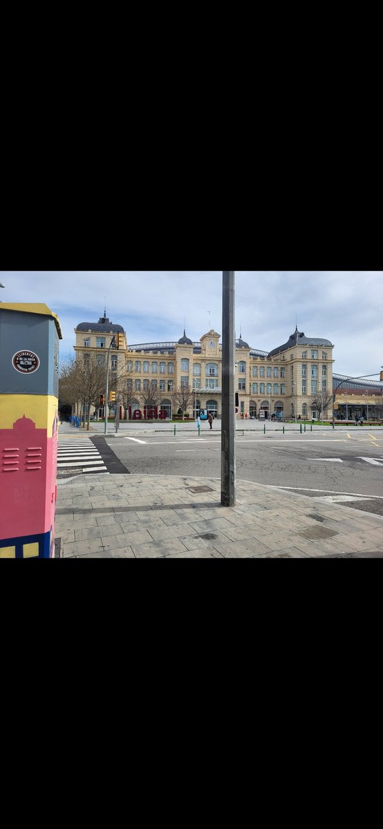 Abans a l’estació de tren es podia parar un moment per deixar o recollir algú amb maletes.
Ara, a la nova estació de busos i tren de Lleida, ni això és possible malgrat gastar un munt de diners públics.
Cal una zona “kiss &amp; ride" <a href="/paerialleida/">Ajuntament de Lleida</a> <a href="/renfe/">Renfe</a> #Lleida #Mobilitat