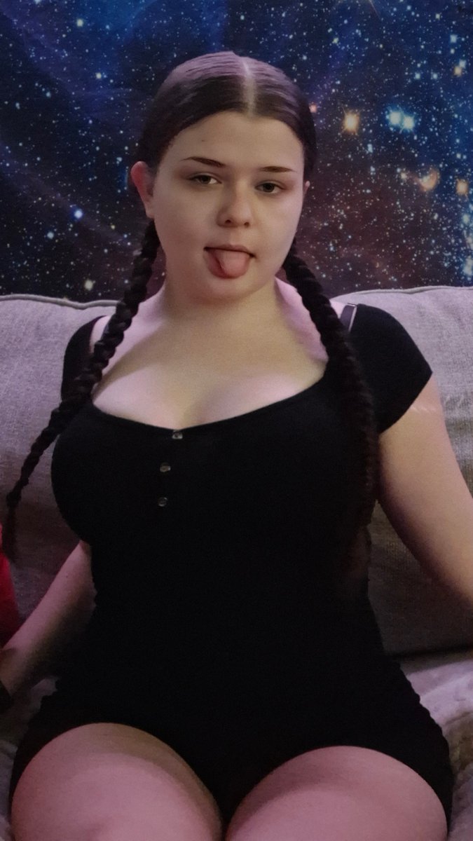 jd10260's tweet photo. Sunday + drunk + live = the only way to end the weekend. 🥂 Live on my FREE OnlyFans page now. Tips control the fun. Come through! https://t.co/vXXvjpYwFK
