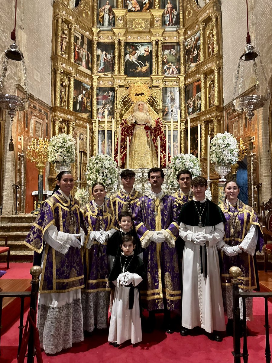 Acólitos de la <a href="/EspDeTriana/">Esperanza de Triana</a> en el 1º día de septenario en honor a Nuestra Señora de la Esperanza.