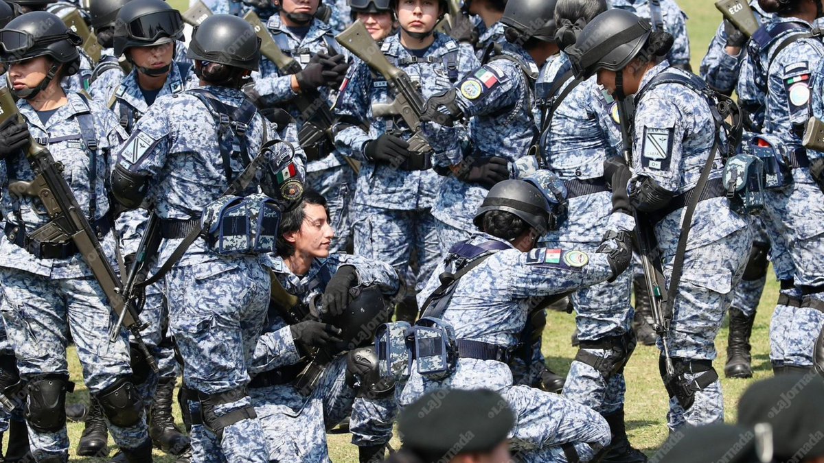 lajornadaonline's tweet photo. Ante intenso calor durante la ceremonia conmemorativa por el "Día Internaciones de las Mujeres", algunas militares tuvieron que ser atendidas

En una ceremonia apegada al estricto protocolo militar, la comandanta suprema de las fuerzas armadas habló ante cientos de mujeres que forman parte de las filas del Ejército, Fuerza Aérea, Marina y Guardia Nacional, así como a cadetes del Heroico Colegio Militar, que soportaron estoicas el inclemente calor que se sintió esta mañana en el Campo Marte bajo los rayos del sol, lo que provocó que al menos ocho mujeres militares tuvieran que ser atendidas por servicios médicos.

📸: Luis Castillo

Más información en: https://t.co/8eY1n9d3CG