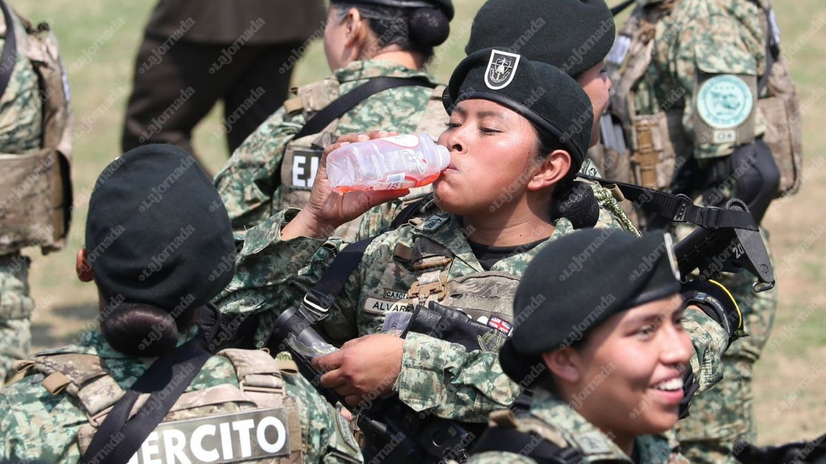 lajornadaonline's tweet photo. Ante intenso calor durante la ceremonia conmemorativa por el "Día Internaciones de las Mujeres", algunas militares tuvieron que ser atendidas

En una ceremonia apegada al estricto protocolo militar, la comandanta suprema de las fuerzas armadas habló ante cientos de mujeres que forman parte de las filas del Ejército, Fuerza Aérea, Marina y Guardia Nacional, así como a cadetes del Heroico Colegio Militar, que soportaron estoicas el inclemente calor que se sintió esta mañana en el Campo Marte bajo los rayos del sol, lo que provocó que al menos ocho mujeres militares tuvieran que ser atendidas por servicios médicos.

📸: Luis Castillo

Más información en: https://t.co/8eY1n9d3CG