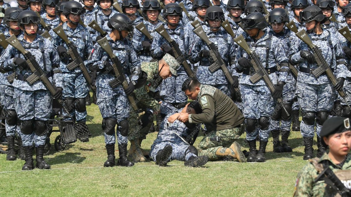 lajornadaonline's tweet photo. Ante intenso calor durante la ceremonia conmemorativa por el "Día Internaciones de las Mujeres", algunas militares tuvieron que ser atendidas

En una ceremonia apegada al estricto protocolo militar, la comandanta suprema de las fuerzas armadas habló ante cientos de mujeres que forman parte de las filas del Ejército, Fuerza Aérea, Marina y Guardia Nacional, así como a cadetes del Heroico Colegio Militar, que soportaron estoicas el inclemente calor que se sintió esta mañana en el Campo Marte bajo los rayos del sol, lo que provocó que al menos ocho mujeres militares tuvieran que ser atendidas por servicios médicos.

📸: Luis Castillo

Más información en: https://t.co/8eY1n9d3CG
