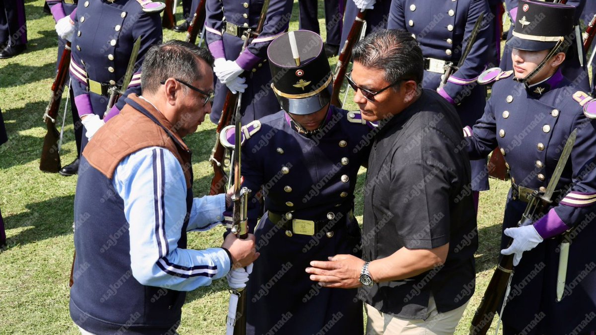 lajornadaonline's tweet photo. Ante intenso calor durante la ceremonia conmemorativa por el "Día Internaciones de las Mujeres", algunas militares tuvieron que ser atendidas

En una ceremonia apegada al estricto protocolo militar, la comandanta suprema de las fuerzas armadas habló ante cientos de mujeres que forman parte de las filas del Ejército, Fuerza Aérea, Marina y Guardia Nacional, así como a cadetes del Heroico Colegio Militar, que soportaron estoicas el inclemente calor que se sintió esta mañana en el Campo Marte bajo los rayos del sol, lo que provocó que al menos ocho mujeres militares tuvieran que ser atendidas por servicios médicos.

📸: Luis Castillo

Más información en: https://t.co/8eY1n9d3CG