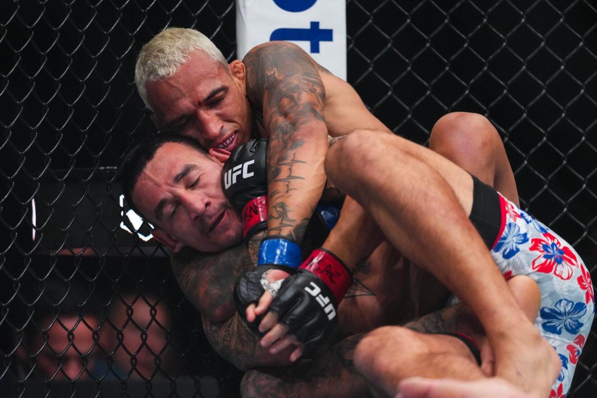 BloodyElbow's tweet image. UFC 326 fans left early during 'worst BMF fight ever' between Charles Oliveira and Max Holloway bloodyelbow.com/2026/03/08/ufc…