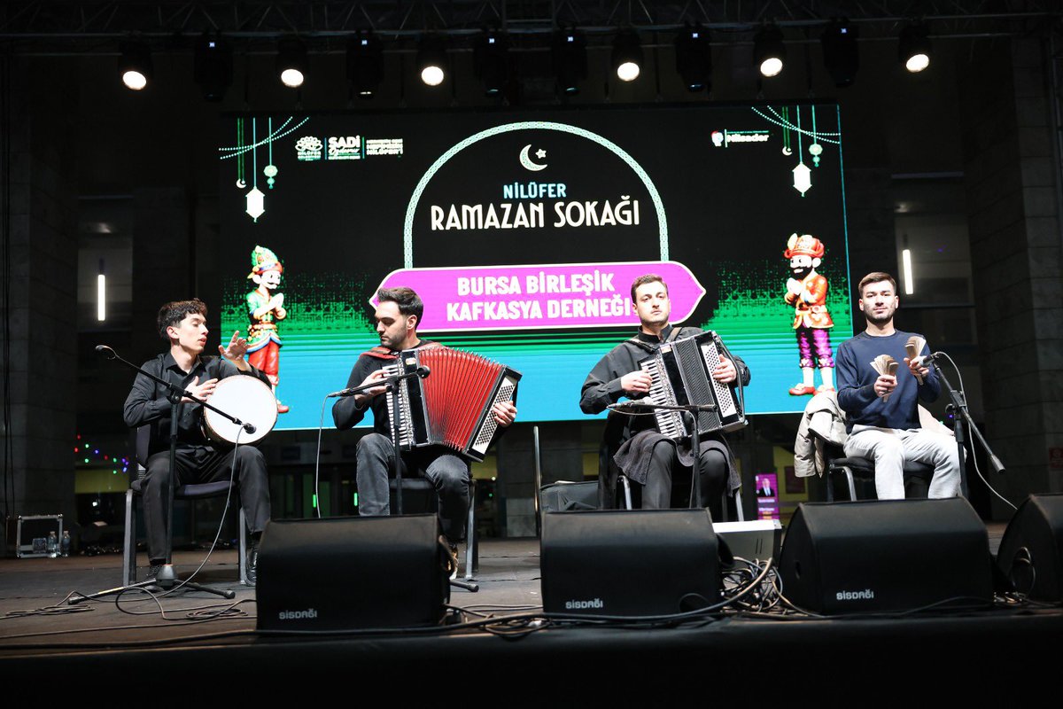 NiluferBel's tweet photo. #NilüferRamazanSokağı’nda Bursa Birleşik Kafkasya Derneği’nin sahne aldığı akşamda, Kafkas danslarının ritmi Cumhuriyet Meydanı’nı sardı.
Geleneksel danslar ve alkışlarla Ramazan akşamı kültürle buluştu.
#HerkesinSesiHepimizinNilüferi https://t.co/DBbqzR6O49
