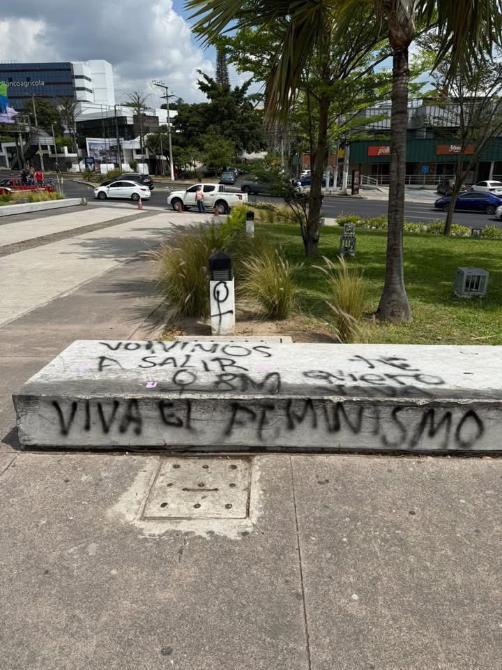 ultimahsv's tweet photo. #Nacionales | 🚫⛲️ Durante la marcha por el Día Internacional de la Mujer, manifestantes causaron daños en el monumento de la Plaza Divino Salvador del Mundo.

📲 Únete a nuestro canal de WhatsApp y mantente informado: https://t.co/zr9hHJcao0 https://t.co/KK7cWKmAcy
