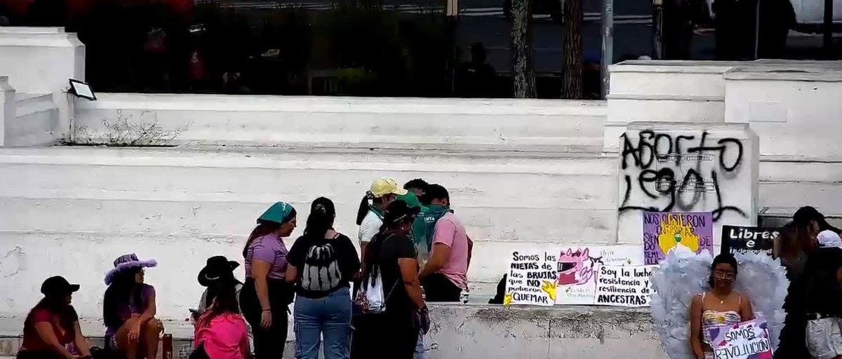 ultimahsv's tweet photo. #Nacionales | 🚫⛲️ Durante la marcha por el Día Internacional de la Mujer, manifestantes causaron daños en el monumento de la Plaza Divino Salvador del Mundo.

📲 Únete a nuestro canal de WhatsApp y mantente informado: https://t.co/zr9hHJcao0 https://t.co/KK7cWKmAcy