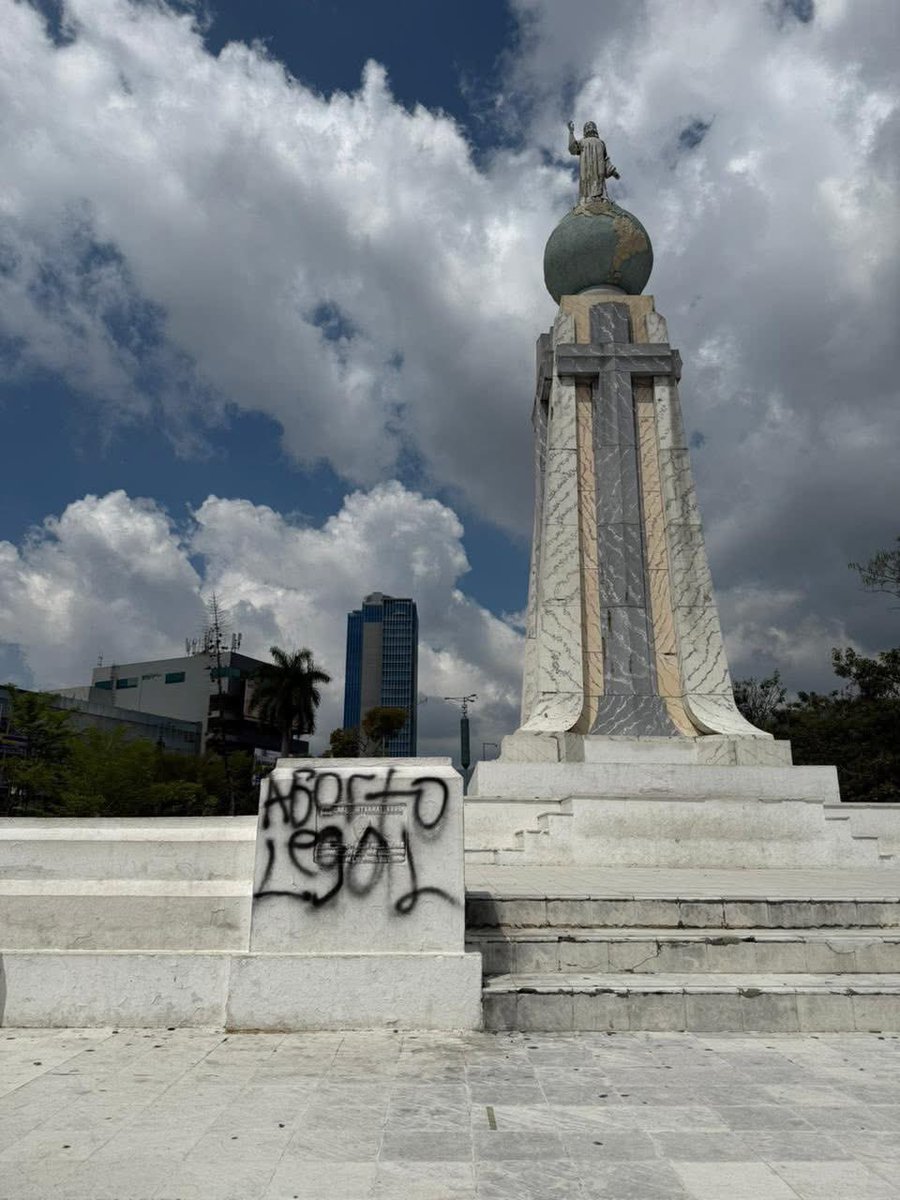 ultimahsv's tweet photo. #Nacionales | 🚫⛲️ Durante la marcha por el Día Internacional de la Mujer, manifestantes causaron daños en el monumento de la Plaza Divino Salvador del Mundo.

📲 Únete a nuestro canal de WhatsApp y mantente informado: https://t.co/zr9hHJcao0 https://t.co/KK7cWKmAcy