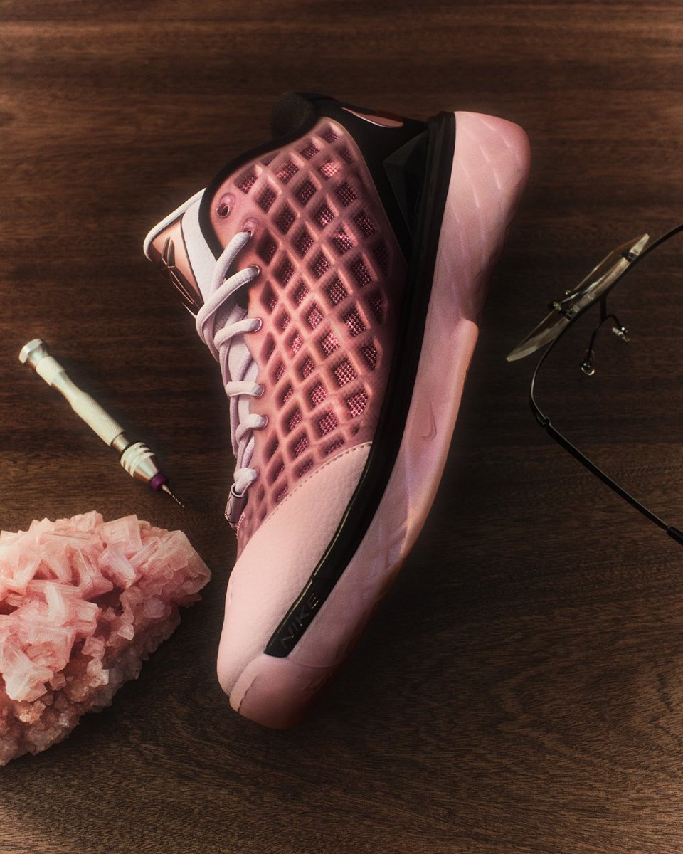 ComplexSneakers's tweet photo. Jalen Brunson debuts the Nike Kobe 3 Low Protro “Pink Quartz”

The Kobe 3 Low Protro “Pink Quartz” is setting the tone for more colorways to be launched throughout the year 🐍🔥 https://t.co/7msRBSjOKr