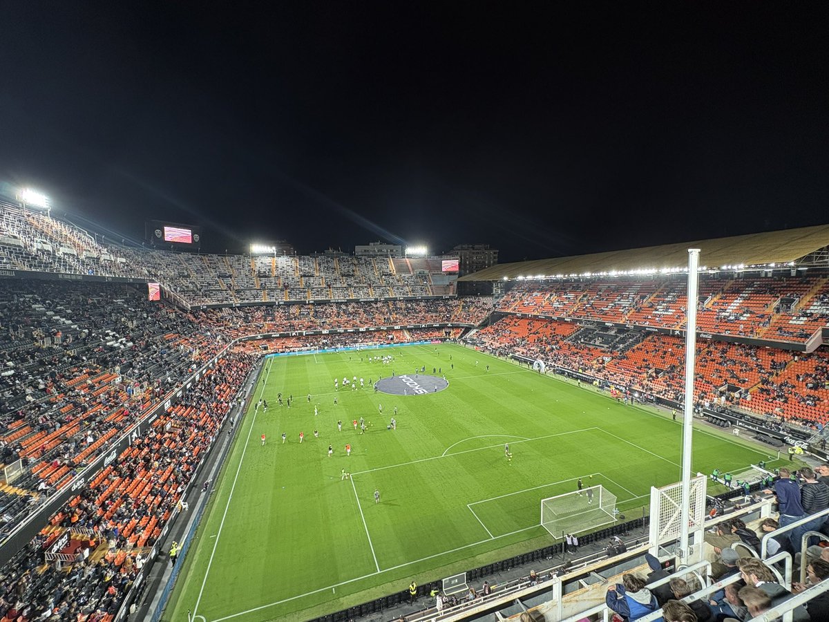 Valencia v Deportivo Alaves 😁😁
What a stadium 😍 <a href="/chloethfc_/">chloe🦋</a>