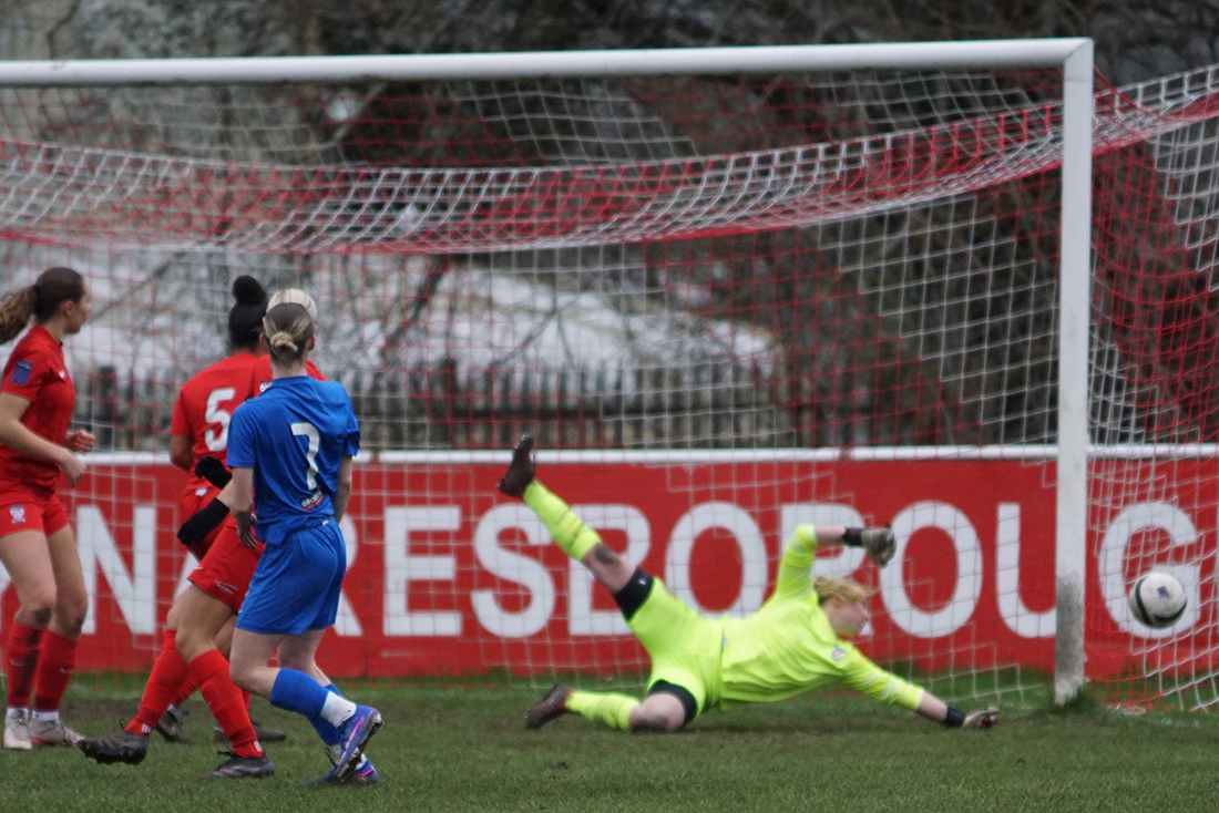 <a href="/YorkCityLFC/">York City Ladies FC</a> Shame the 📷focused on the shot taker, but what a save by Bob on her league debut for the #minsterbelles