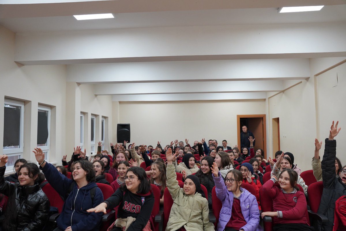 Üye ve Mezun İlişkileri Komisyonu üyelerimiz, Rize’de Mahmut Celalettin Ökten İmam Hatip Ortaokulunu ziyaret etti.

Öğrencilerle ve öğretmenle gerçekleştirilen hasbihalin ardından çevre il ve ilçelerden gelen komisyon başkanları ve mezunlarımızla düzenlenen iftar programında bir
